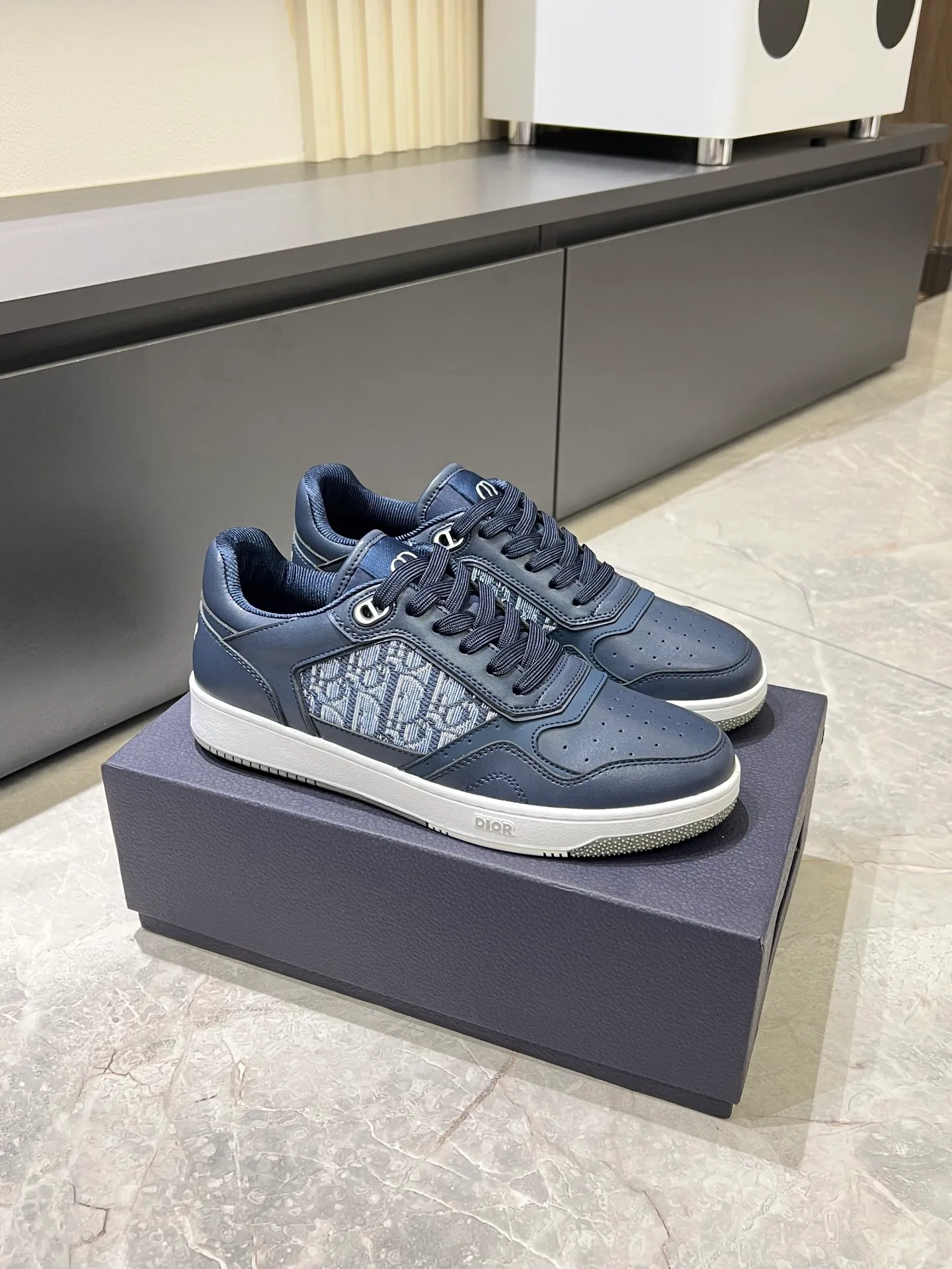 Men's shoes 💰p400 "Dio*" mid-top B27 casual sneakers. This B27 high-top sneaker is a new product in the series and continues Di*r's classic style. Crafted from gray and white smooth calf leather with beige and black Oblique print panels on the sides. The "CD Icon" shaped shoelace eyelets are clever and delicate, and the two-color rubber sole, rear collar and heel are all equipped with the brand's iconic details to enhance the style. Oblique printed straps at the ankle allow for an adjustable fit to complement the overall design. Fashionable and versatile, it can complement any look. Create an exquisite design with unique dynamic vitality and modern atmosphere, presented in low-top and high-top styles. This new must-have shoe adds a new dimension to Dior's archive heritage, embodying modern elegance. Purchase the original version and make it 1:1. If you need top quality, please come to me! Male 38-44!